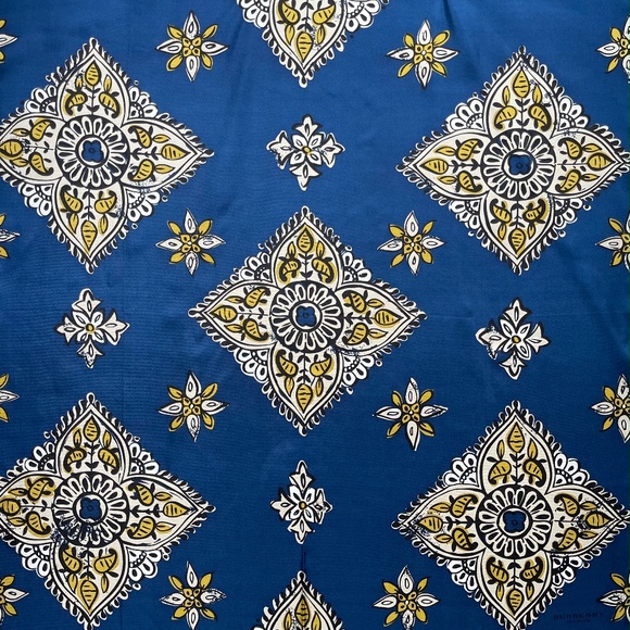 NWT Burberry Scarf Lucky Alhambra Flower Silk Wrap - Picture 1 of 16
